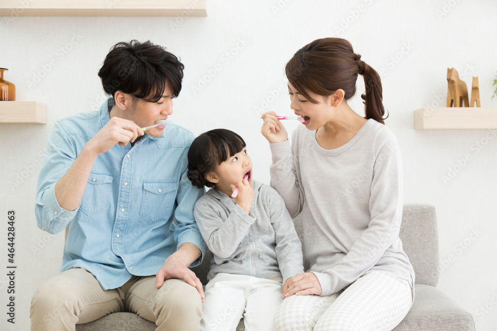 歯磨きする家族3人 歯磨きする家族3人