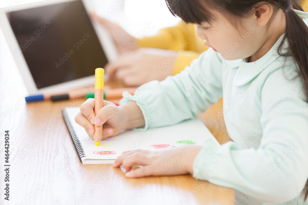 お絵描きする女の子 お絵描きする女の子