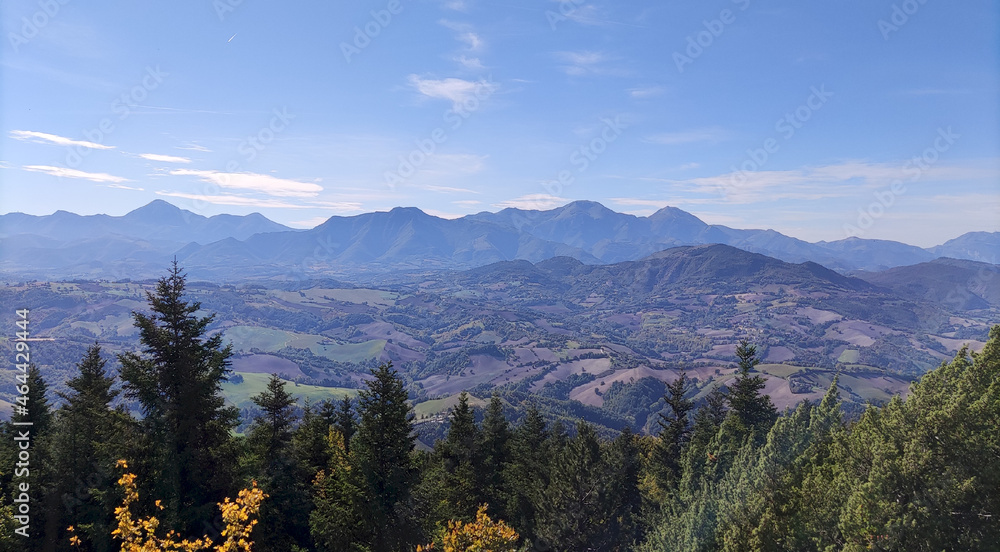 Fototapeta premium Panorama dalla cima del Monte Sant'Angelo in Arcevia nelle Marche
