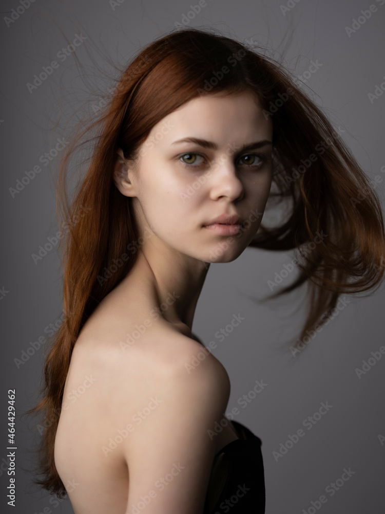 Naklejka premium pretty woman naked shoulders red hair close-up glamor