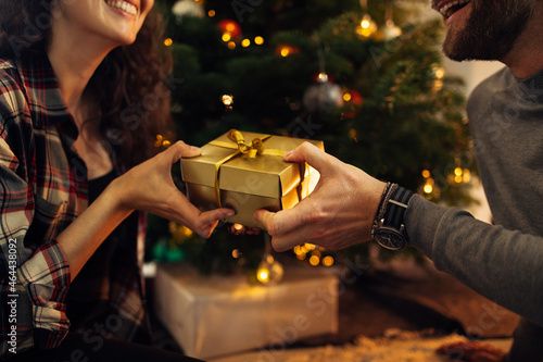 Billede på lærred Couple exchanging gifts for Christmas