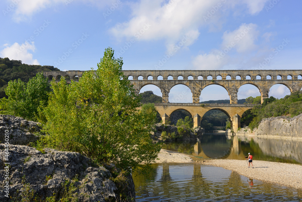 Randonnée au Pont du Gard (1er siècle) sur le Gardon à Vers-Pont-du-Gard (30210), département du Gard en région Occitanie, France