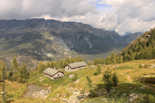 Alpenidyll über dem Valmalenco (Bernina-Alpen); Blick über die Alpe Lagazzuolo über das Tal photo