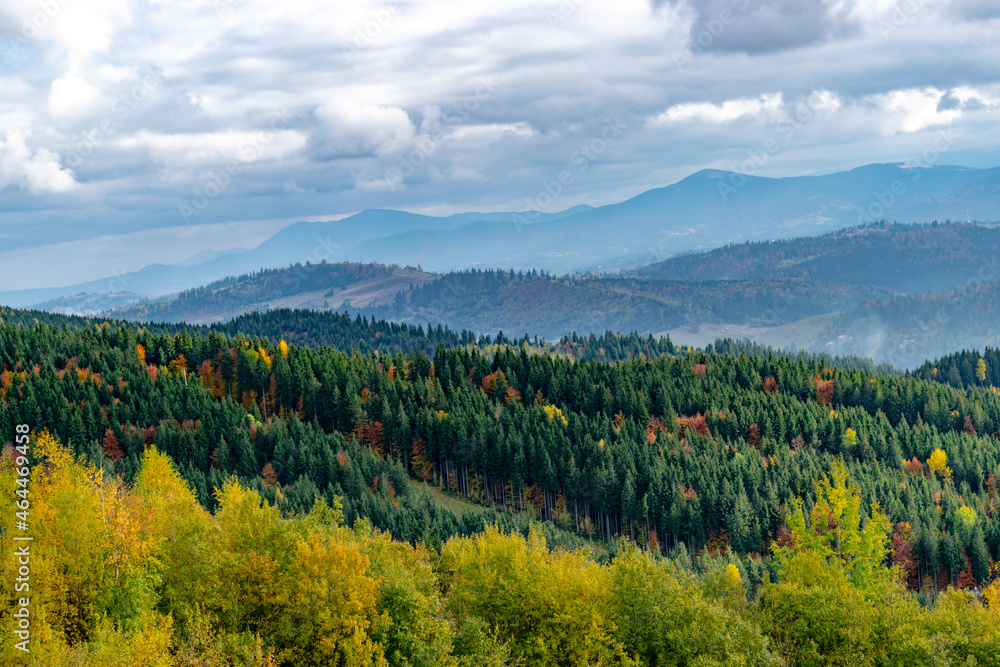Obraz premium Ukrainian Carpathian hills, autumn daytime landscape