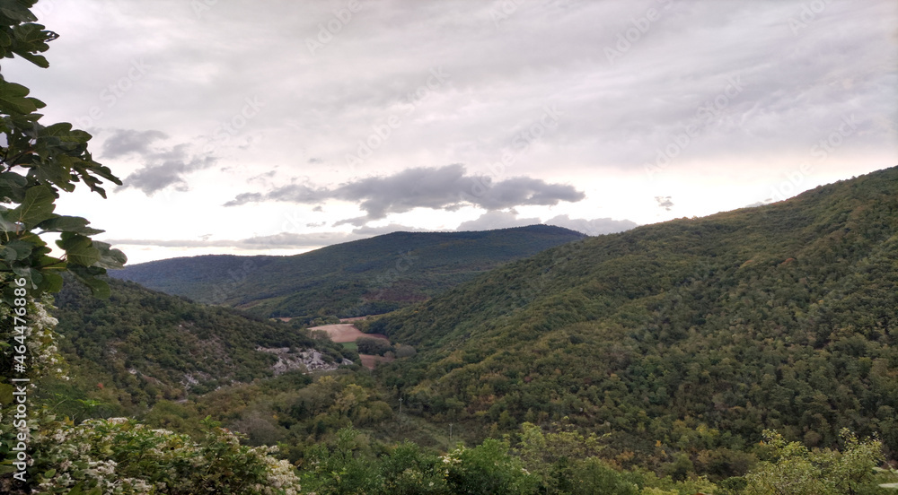 Fototapeta premium Vista da Caudino antico borgo di Arcevia