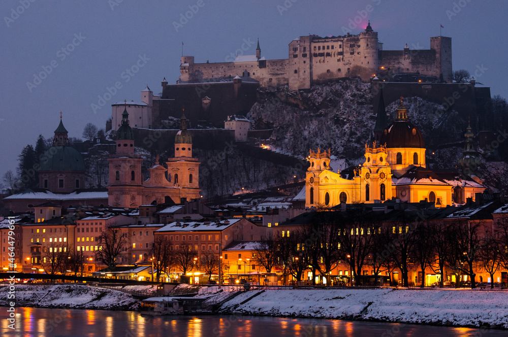 Obraz premium View of evening Salzburg in winter