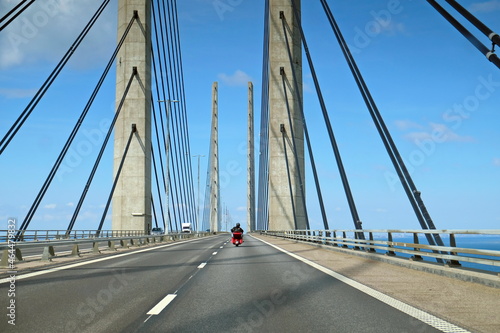 Motorrad bei Fahrt über Brücke mit Stahlseilen und Betonträgern auf Highway, Autobahn