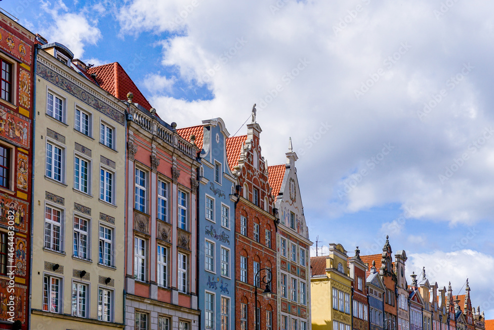 Obraz premium colorful house fronts of row houses on the riverfront of the Motlawa River in the Old Town of Gdansk