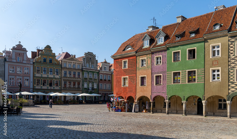 Obraz premium view of the colorful Renaissance architecture buildings on the old market square of Poznan
