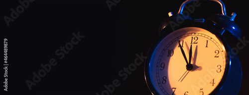 Cuadro en lienzo Five minutes to midnight on retro analog clock