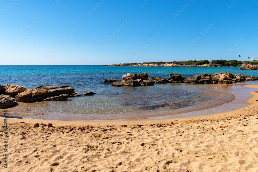 Der Corallia Strand in Pegeia in der Region Paphos auf Zypern 