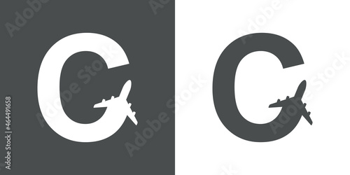 Logotipo con silueta de avión con trayectoria con forma de letra inicial C en fondo gris y fondo blanco