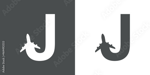 Logotipo con silueta de avión con trayectoria con forma de letra inicial J en fondo gris y fondo blanco