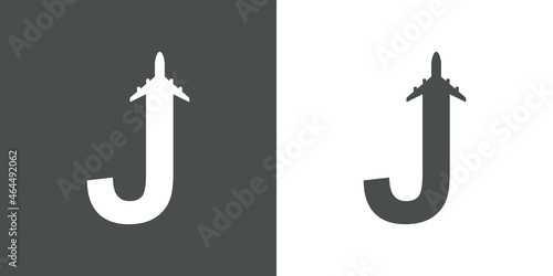 Logotipo con silueta de avión con trayectoria con forma de letra inicial J en fondo gris y fondo blanco