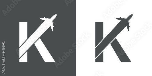 Logotipo con silueta de avión con trayectoria con forma de letra inicial K en fondo gris y fondo blanco