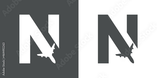 Logotipo con silueta de avión con trayectoria con forma de letra inicial N en fondo gris y fondo blanco