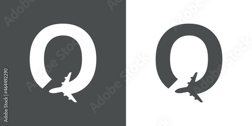 Logotipo con silueta de avión con trayectoria con forma de letra inicial O en fondo gris y fondo blanco