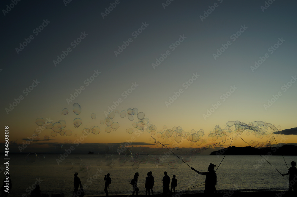 Fototapeta premium 夕焼けとシャボン玉