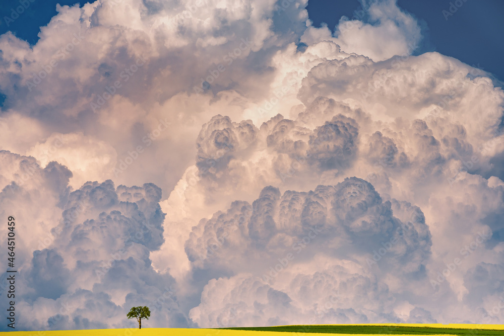 Ταπετσαρία A wonderful thundercloud with lightning in Poland in the Lublin region