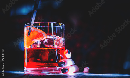 Canvas Print woman hand bartender making negroni cocktail in bar