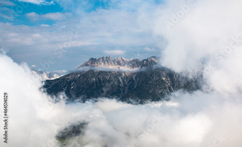Berggipfel im Wolkenfeld