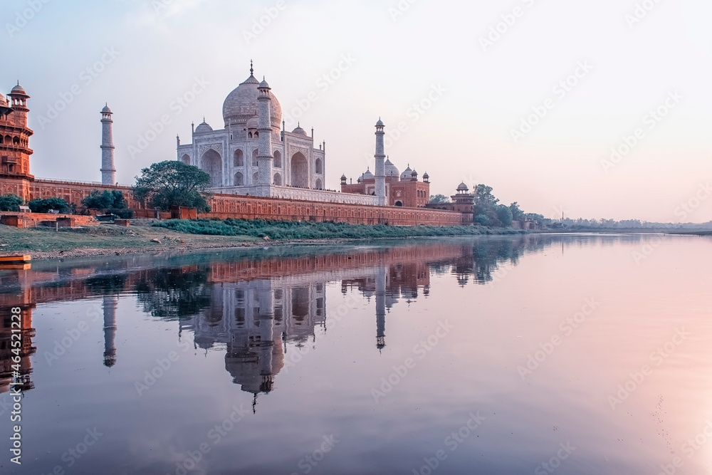 Fototapeta premium Taj Mahal mausoleum in Agra, Uttar Pradesh, India