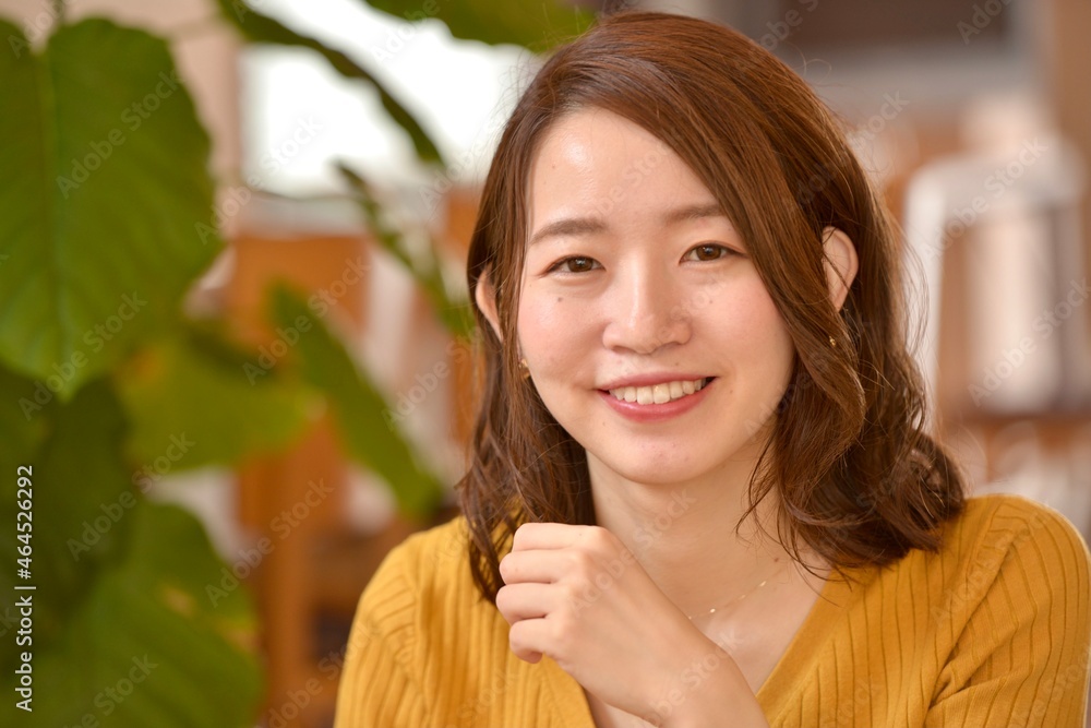 リビングにてくつろぐ美しい日本人女性の表情 リビングにてくつろぐ美しい日本人女性の表情