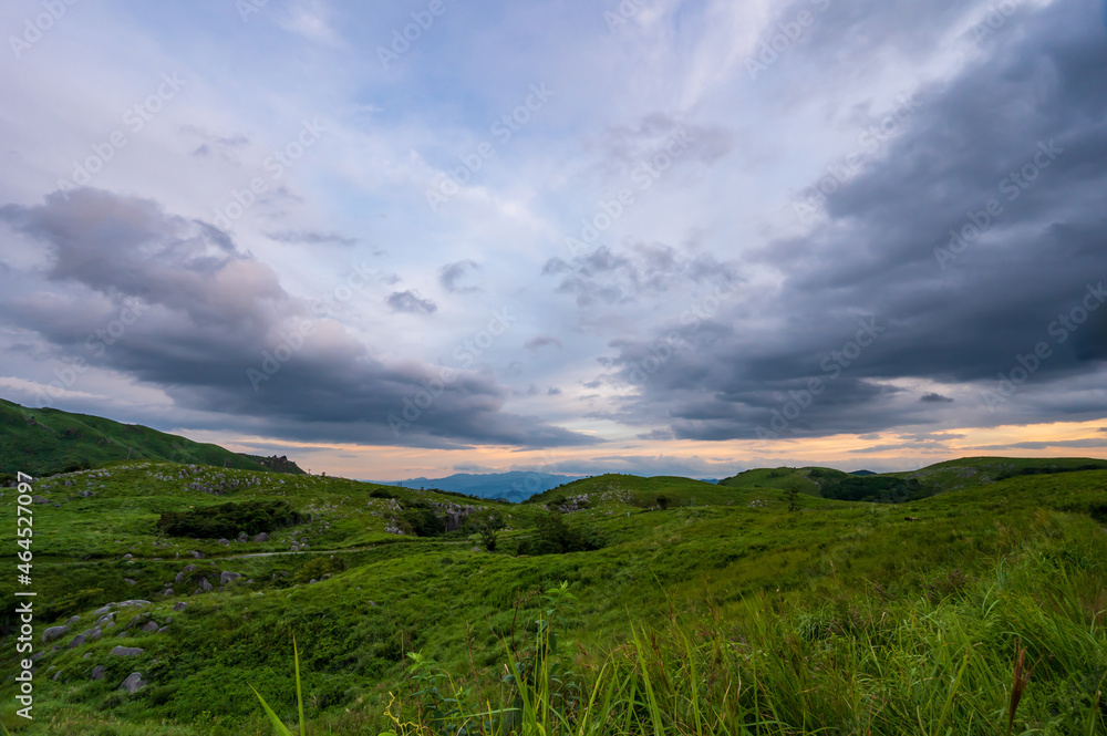 夏の平尾台の夕暮れ