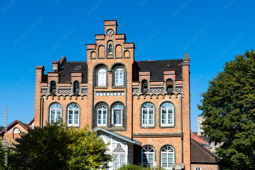 Fototapeta premium Villa mit Ziegelfassade in Hann.Münden