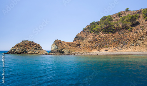 Fototapeta Naklejka Na Ścianę i Meble -  Rocky island beach with turquoise calm water and clear blue sky