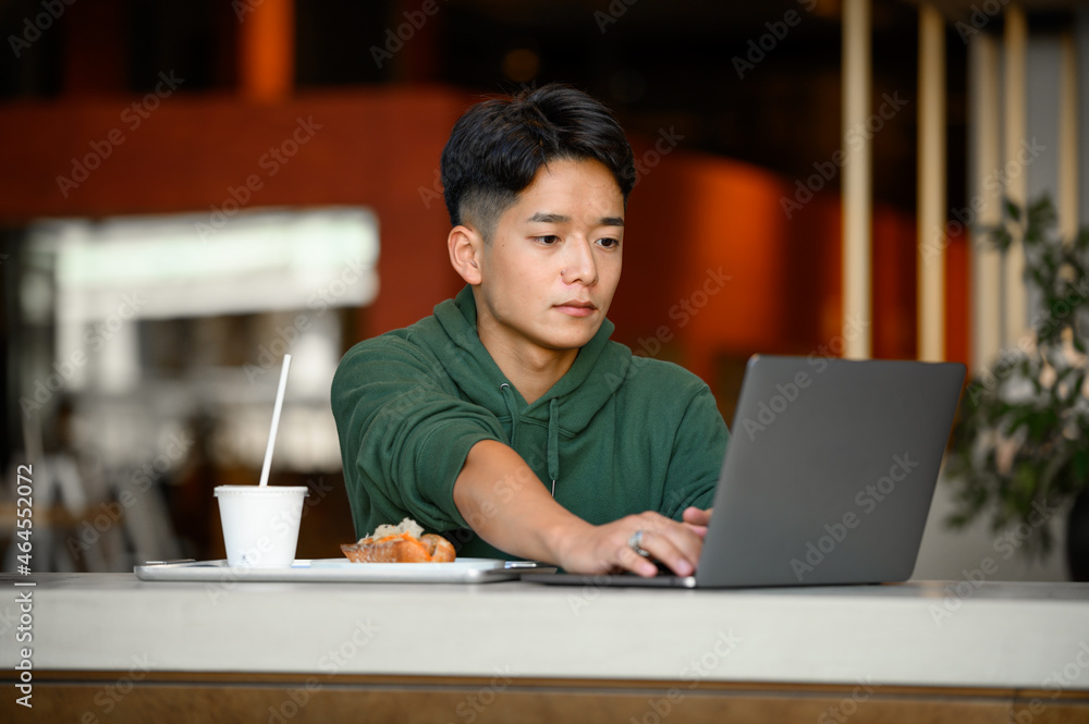 カフェでパソコン作業をする若者 カフェでパソコン作業をする若者