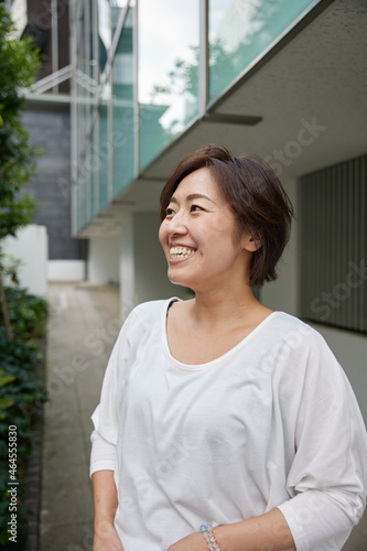 屋外で爽やかに笑う日本人女性