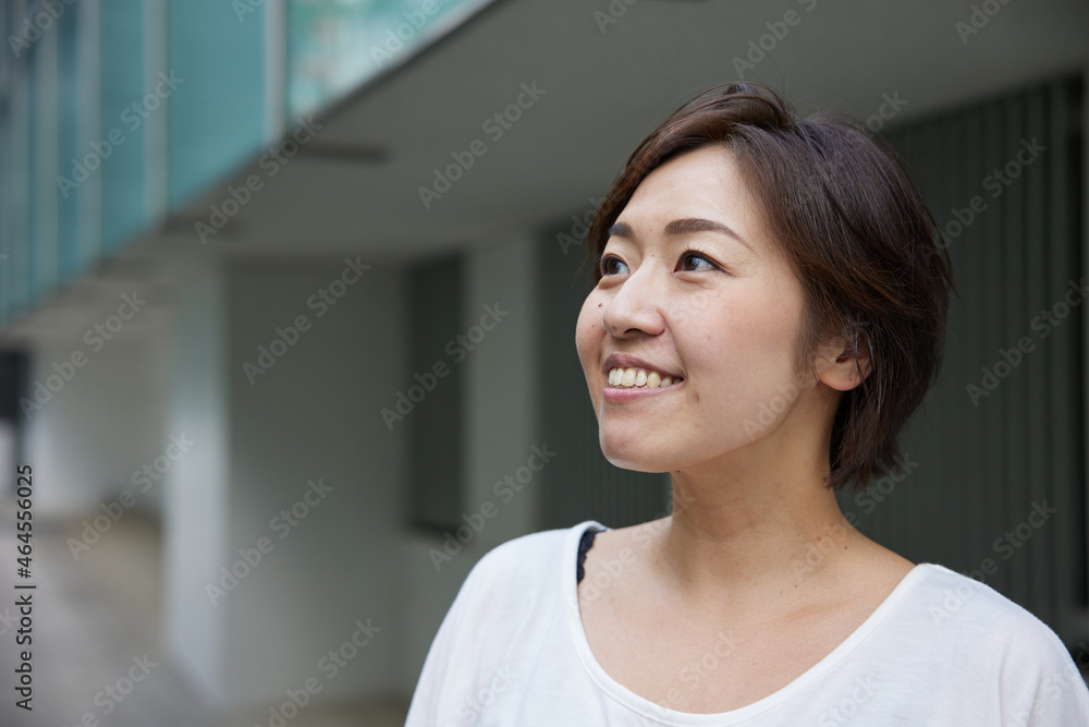 屋外で爽やかに笑う日本人女性 屋外で爽やかに笑う日本人女性