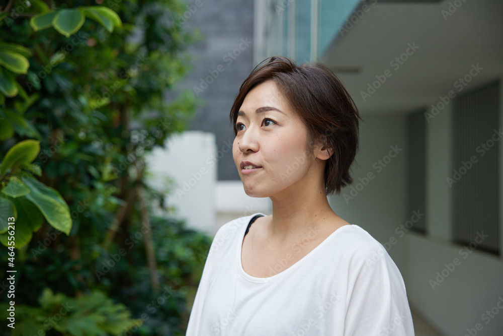 屋外で爽やかに笑う日本人女性 屋外で爽やかに笑う日本人女性