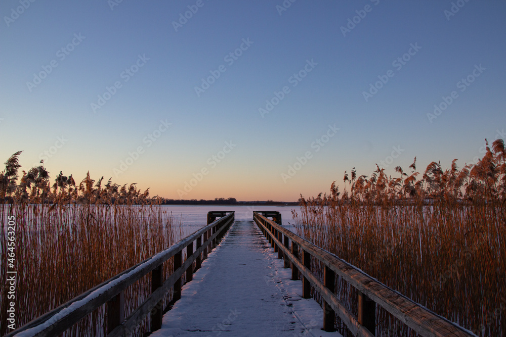 Naklejka premium Schneebedeckter Steg im Winter