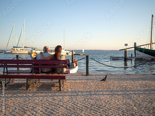 Hombre y mujer sentados en el Puerto de Olhão. Algarve, Portugal