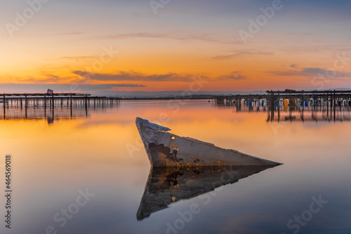 Barque de pêcheur avec lumière du coucher de soleil sur un étang de Camargue, France. 