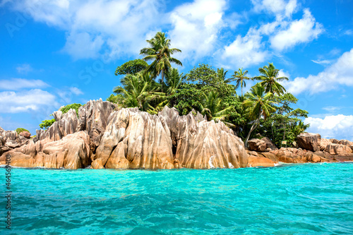 Fototapeta Naklejka Na Ścianę i Meble -  Beautiful nature of the sea tropical landscape. Exotic tropical nature of the Seychelles, a white beach surrounded by palm trees and granite rocks.
