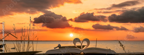 Livre plié en forme de cœur avec lever de soleil sur un étang de Camargue, France. 