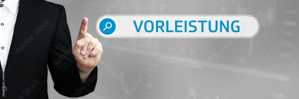 Fototapeta premium Vorleistung. Mann zeigt mit Finger auf Suchfeld im Internet-Browser. Wort/Text (blau) in der Suche.