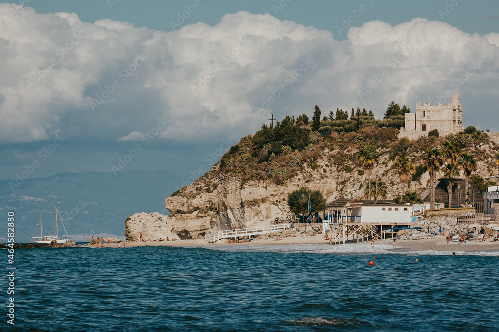 Blick auf die Wallfahrtskirche Santa Maria dell'Isola in Tropea vom Strand aus, Kalabrien, Italien