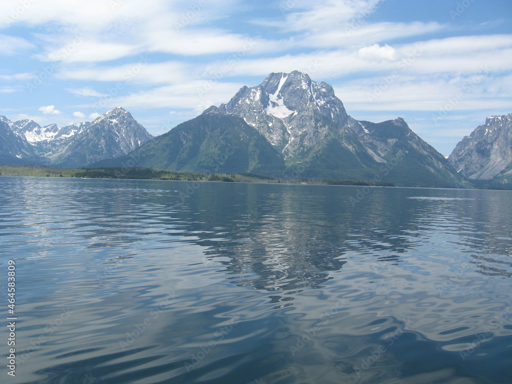 Naklejka premium snowy mountain lake clouds sky