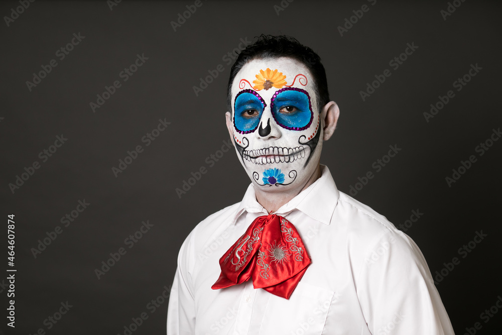 hombre maquillado de catrin para el dia de muertos como tradición mexicana  Stock Photo | Adobe Stock