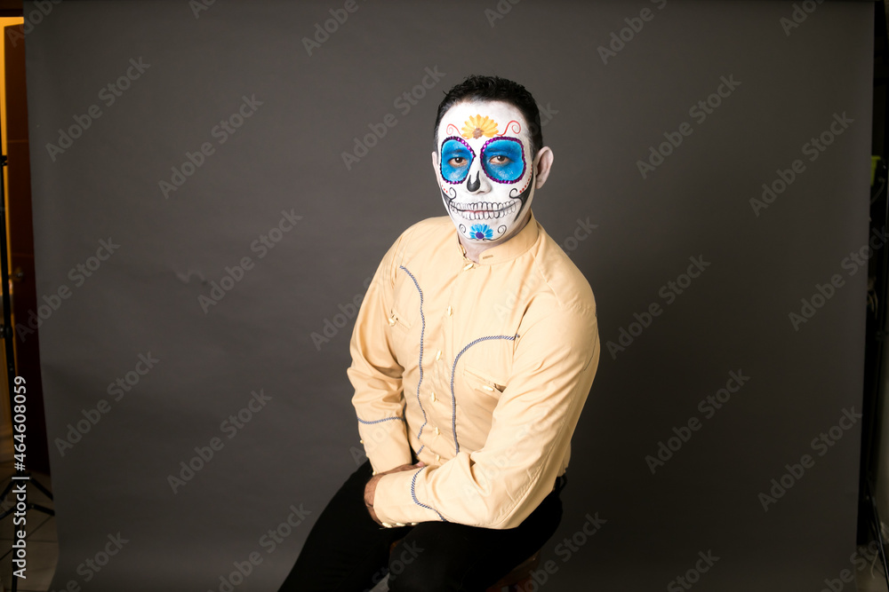 hombre maquillado de catrin para el dia de muertos como tradición mexicana