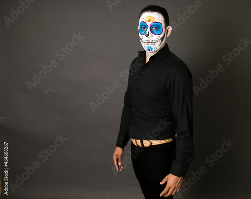hombre maquillado de catrin para el dia de muertos como tradición mexicana photo