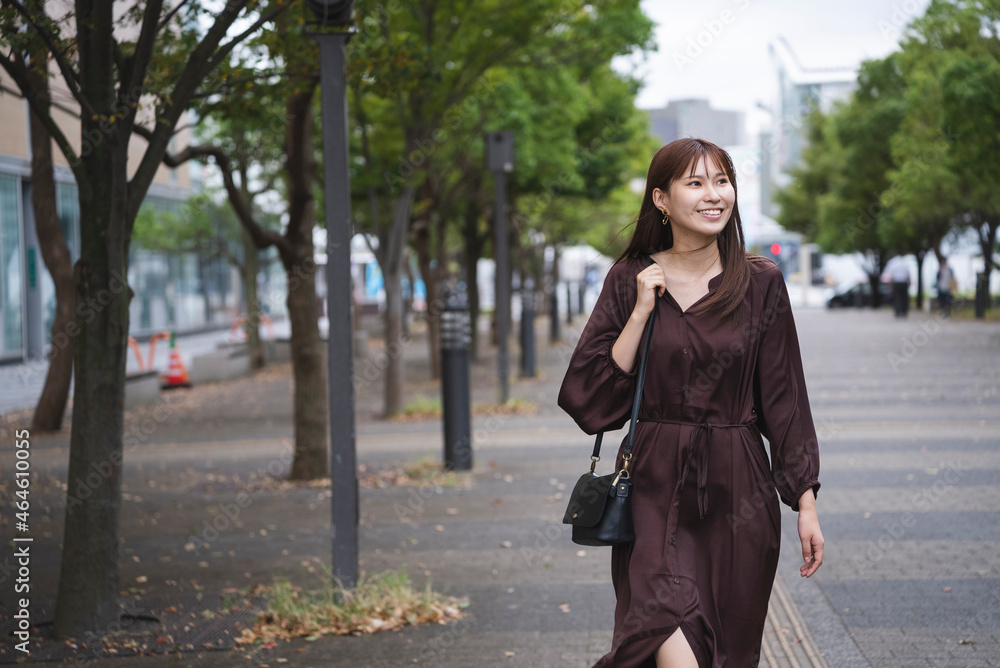 Fototapeta premium 通勤するビジネスウーマン