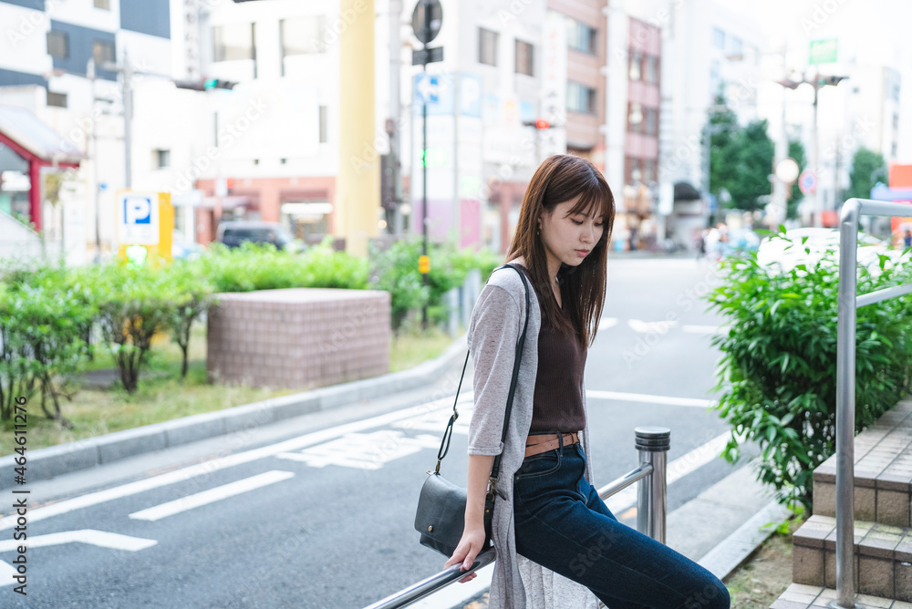 Fototapeta premium 街を散策する女性