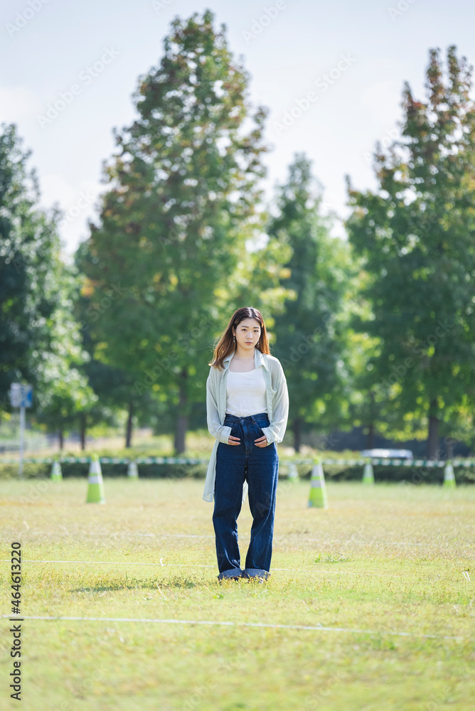 公園を散策する女性 公園を散策する女性