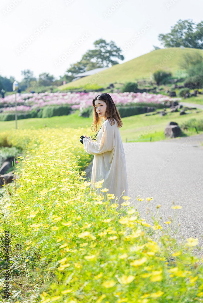 花の写真を撮るカメラ女子 花の写真を撮るカメラ女子