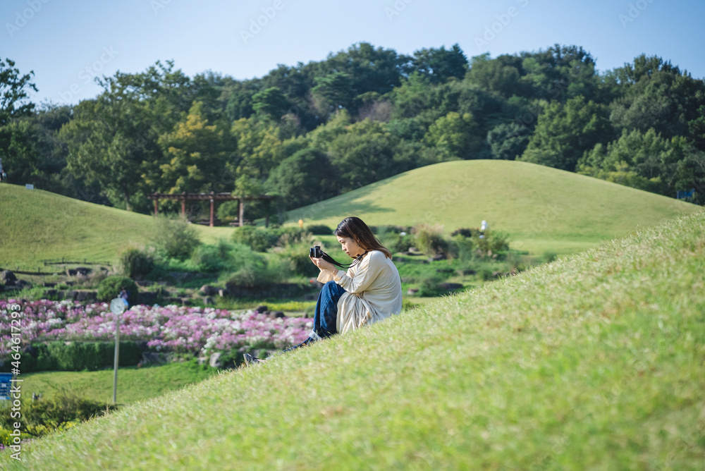 公園を散策するカメラ女子 公園を散策するカメラ女子
